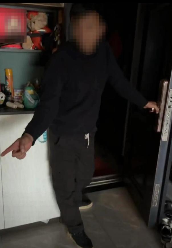 惊魂未定！云南昭通，31岁女子在家中正准备洗澡时，一名醉酒的陌生男子竟闯入26楼