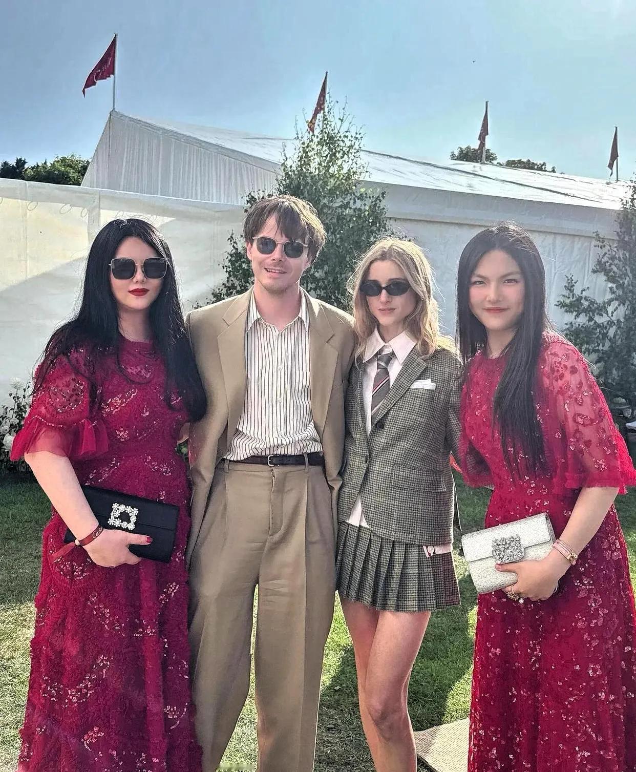 李湘带女儿王诗龄参加英国高端活动，母女俩的穿搭被网友调侃为“姐妹装”。在英国