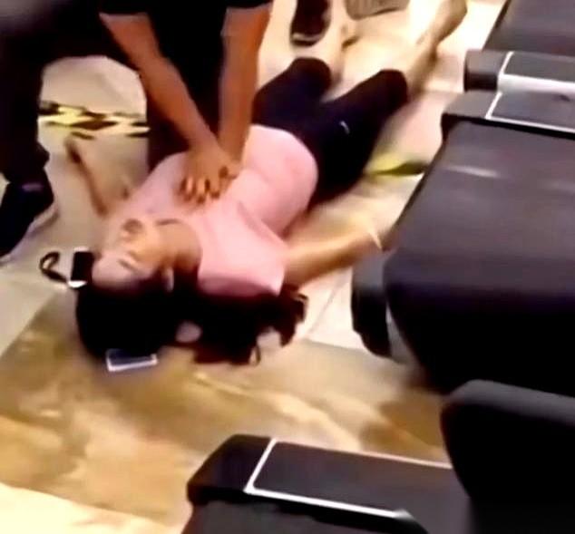 健身房里，一个穿着瑜伽服的女人“砰”一下，直挺挺倒地。旁边一个大哥扔下哑铃就冲了