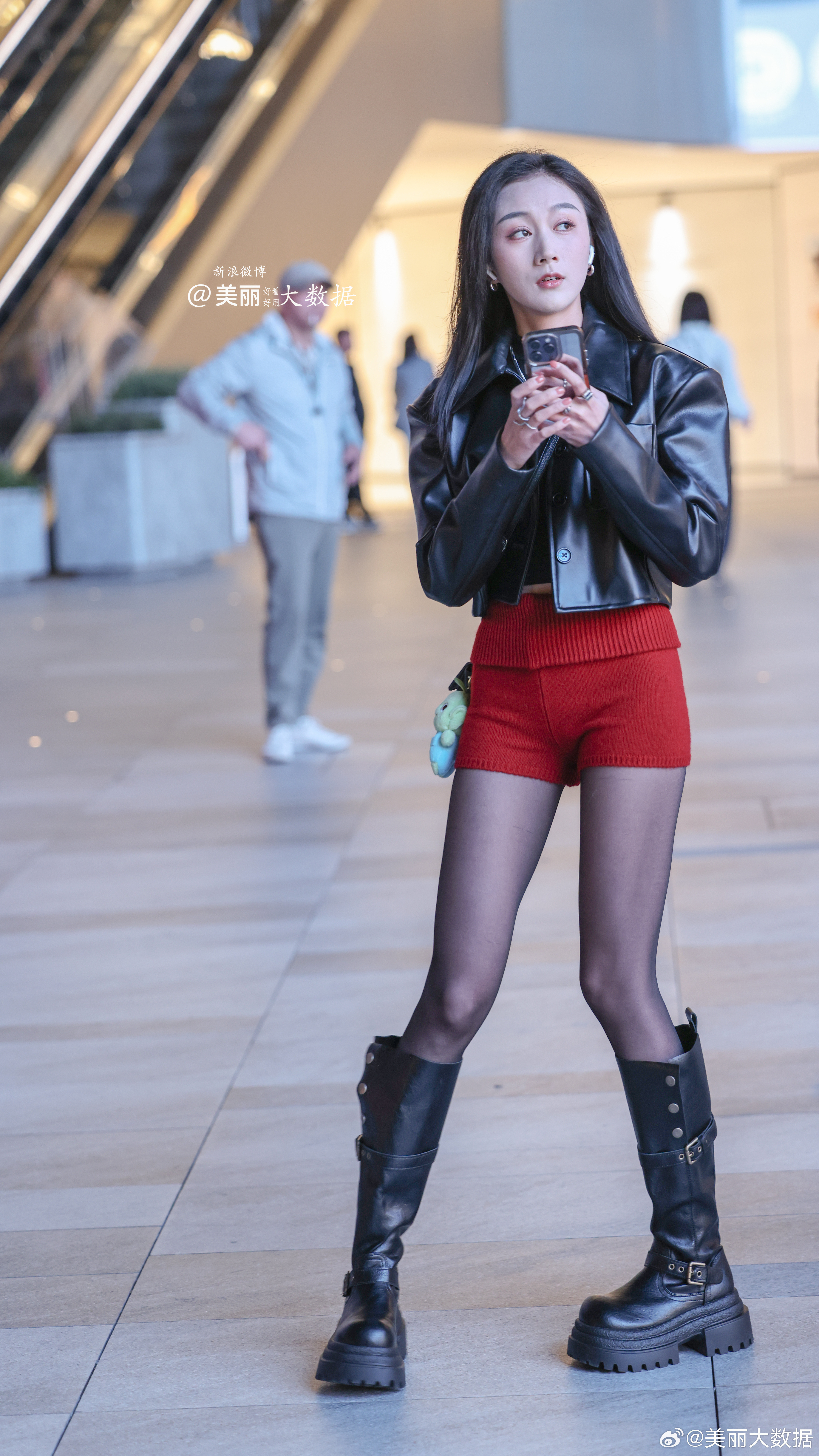 当皮夹克遇上短裤，谁说时尚不能有反差感？🔥💃