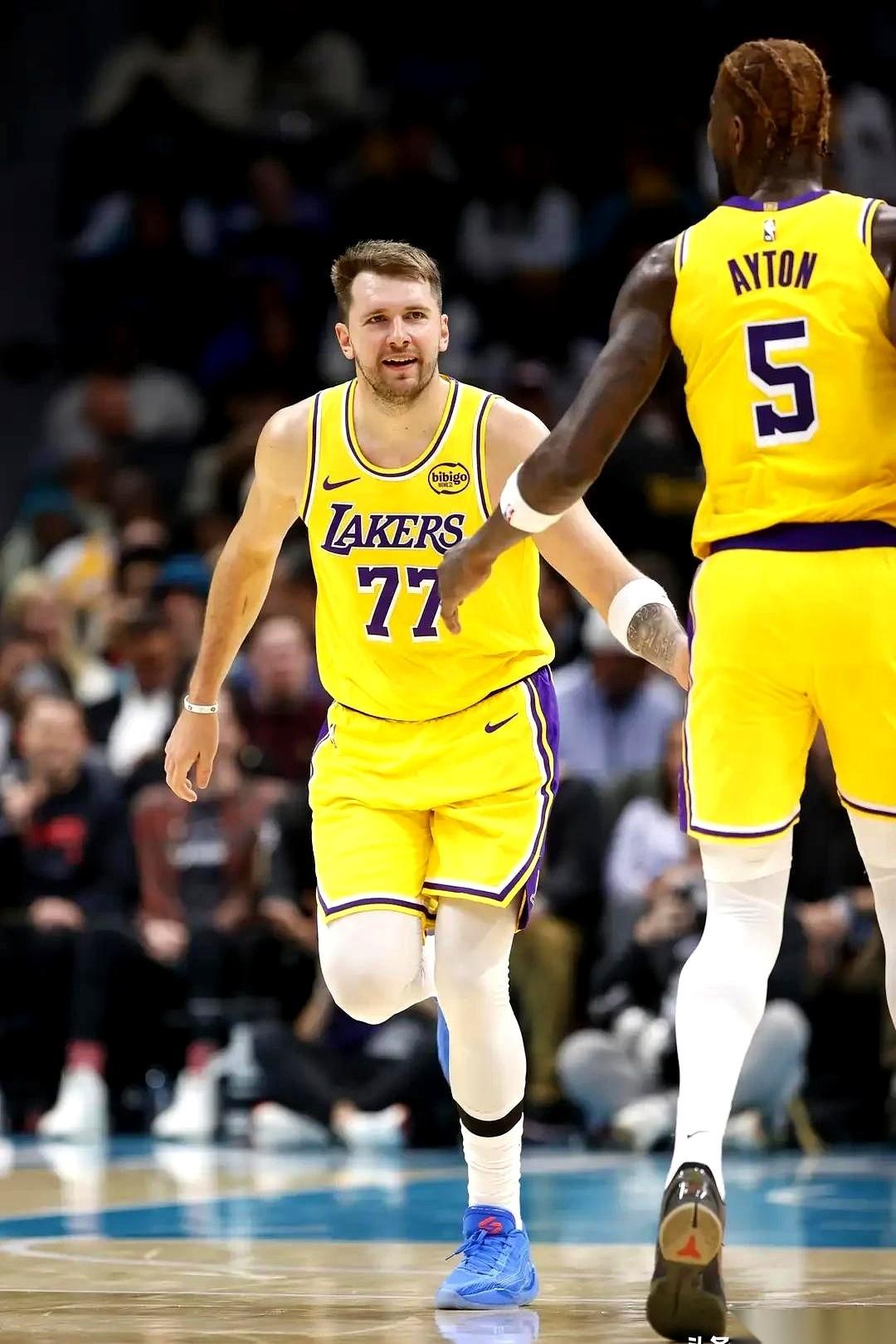 刚刷到个消息，我直接从沙发上坐起来了。有记者开始吹风，说湖人明年夏天要玩一把大