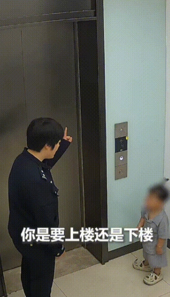 “这个小孩火到人民日报了！”江苏南京，2岁萌娃走失，群众报警后将其领到了派出所。