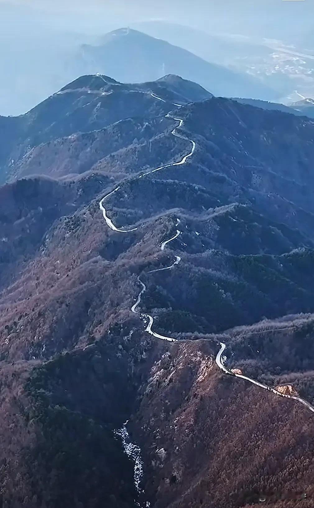 「蓝田蓝关古道」是一条镌刻在秦岭褶皱中的文明密码链，既是地理要冲的血脉搏动，也是