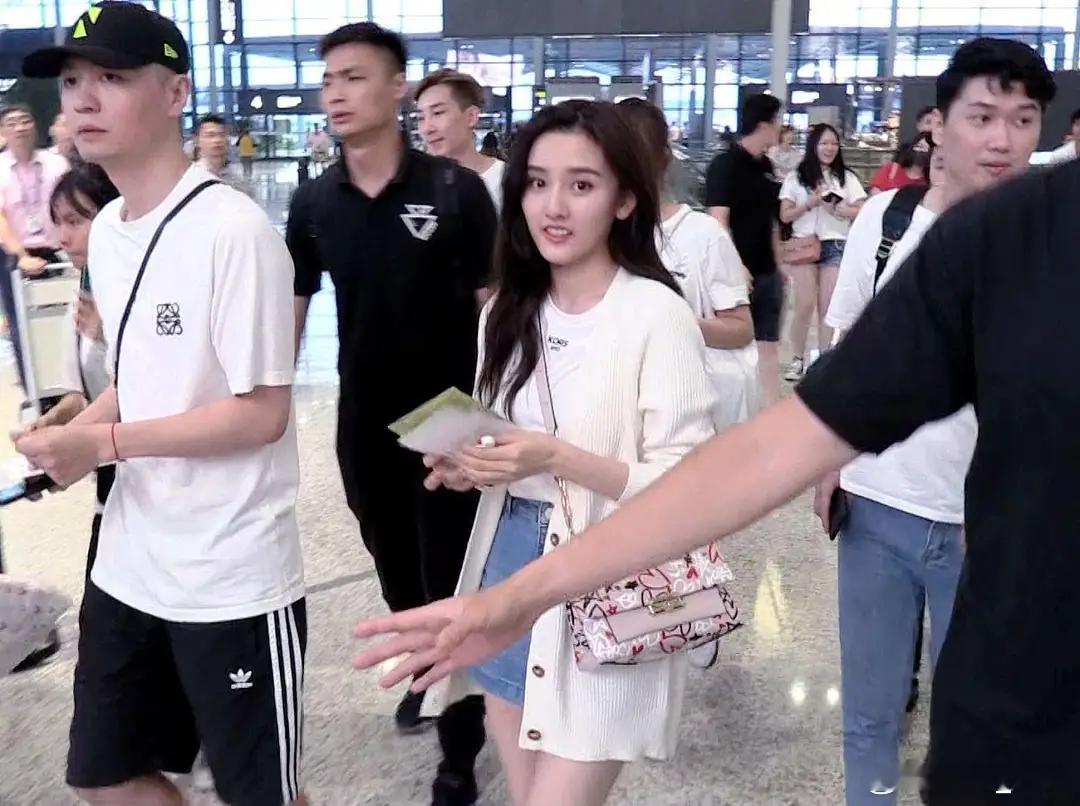 一条"宋祖儿刘宇宁恋情"热搜引爆网络，不到24小时就收获3.2亿阅读量。当吃瓜群