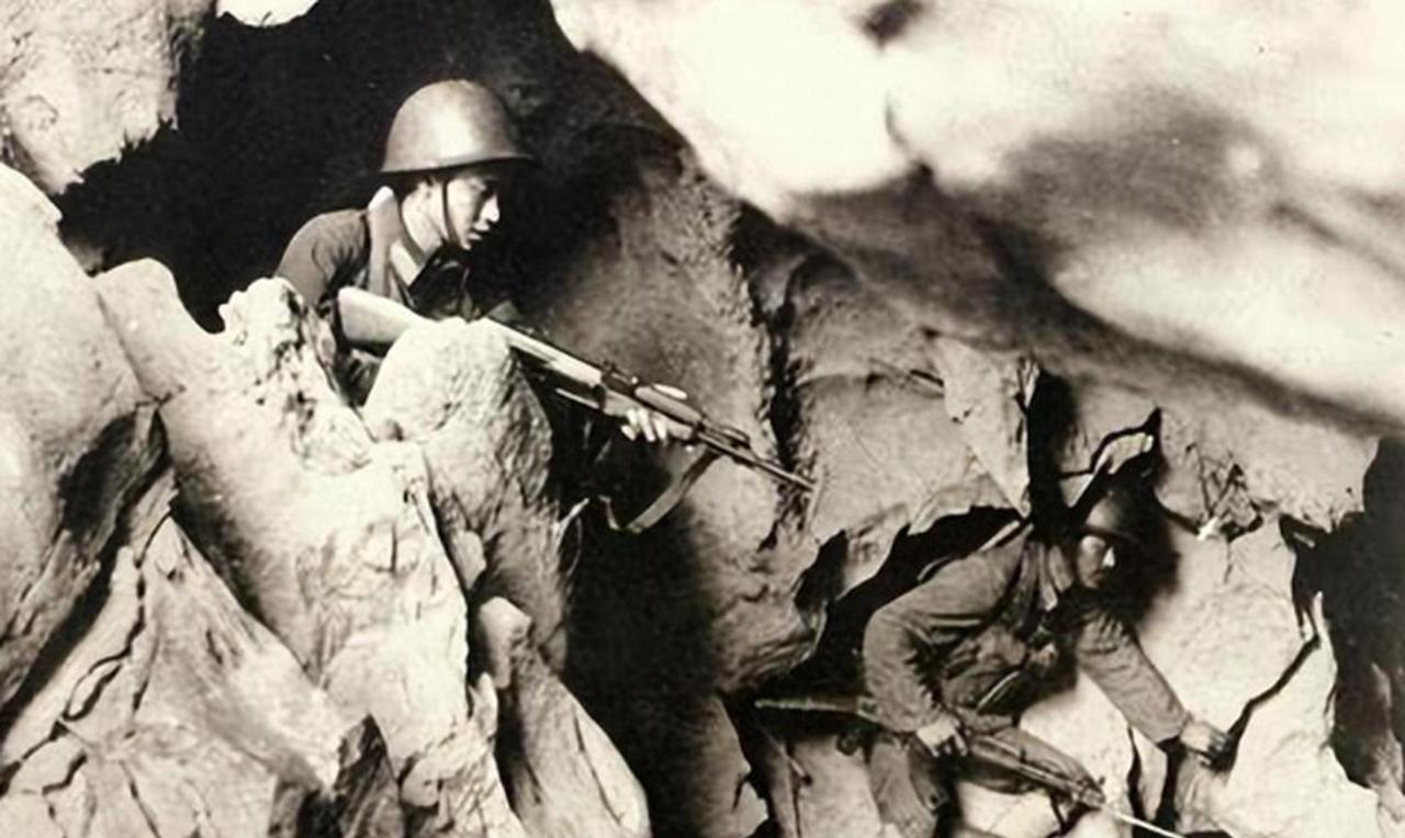 1984年，老山战争，一个22岁战士掉队失联，无意间发现了一个山洞，洞里传来越南