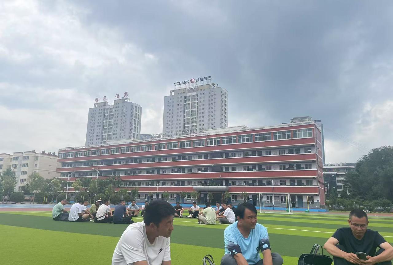 一位网友说，他们学校里的一位小领导，真的很聪明，校长的每一项决策，他都举双手赞成