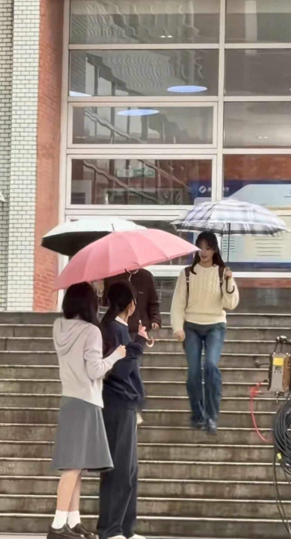 连女明星的牛仔裤裆部都这样女装真的吃的太差了