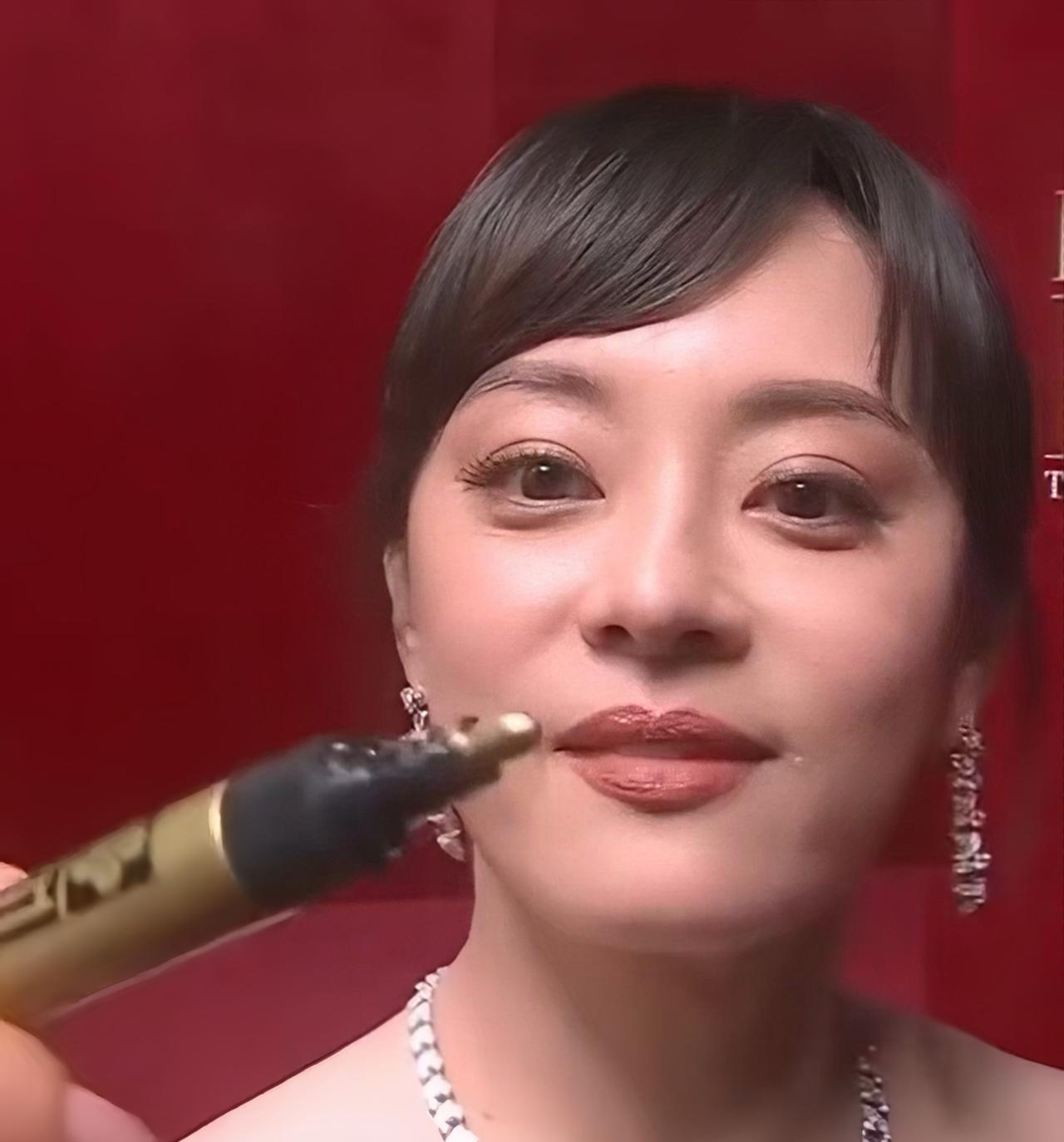 大家发现了吗孙俪这次白玉兰奖，脸上有个很大的变化不是微调了，也不是脸垮了，而