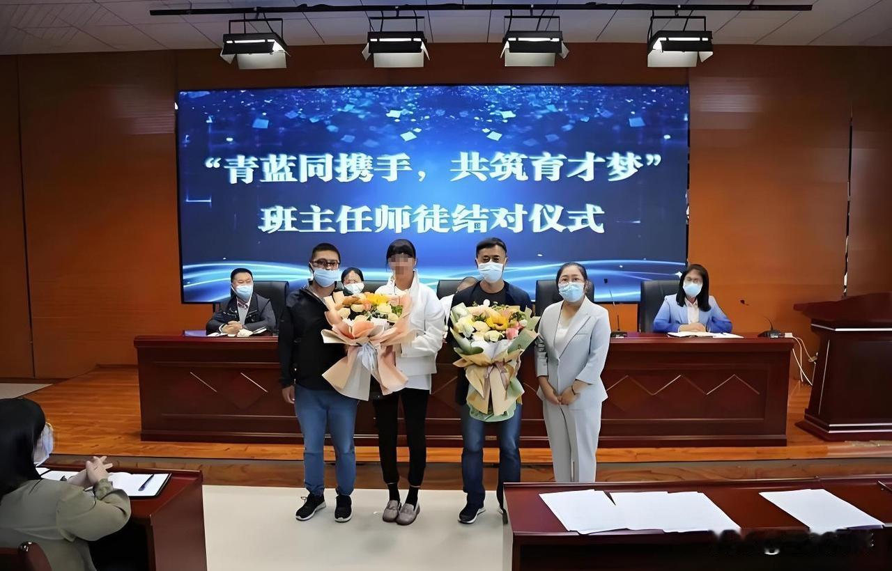 我高中的同桌，当年的学渣，第一年高考落榜了，复读一年考了个大专，师专毕业分配到乡