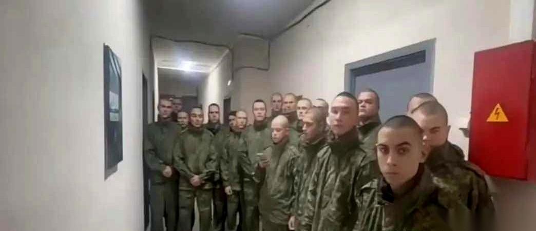 击垮一个士兵，需要什么？不是炮弹。是一句用无人机从天上飘下来的话：“下来吧，