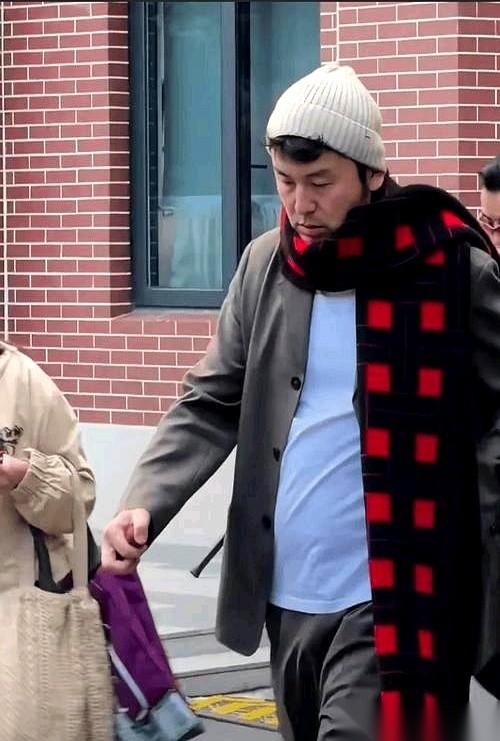 我真服了雷佳音了。别人回母校，都是衣锦还乡，恨不得把自己拾掇成个人形立牌，光鲜