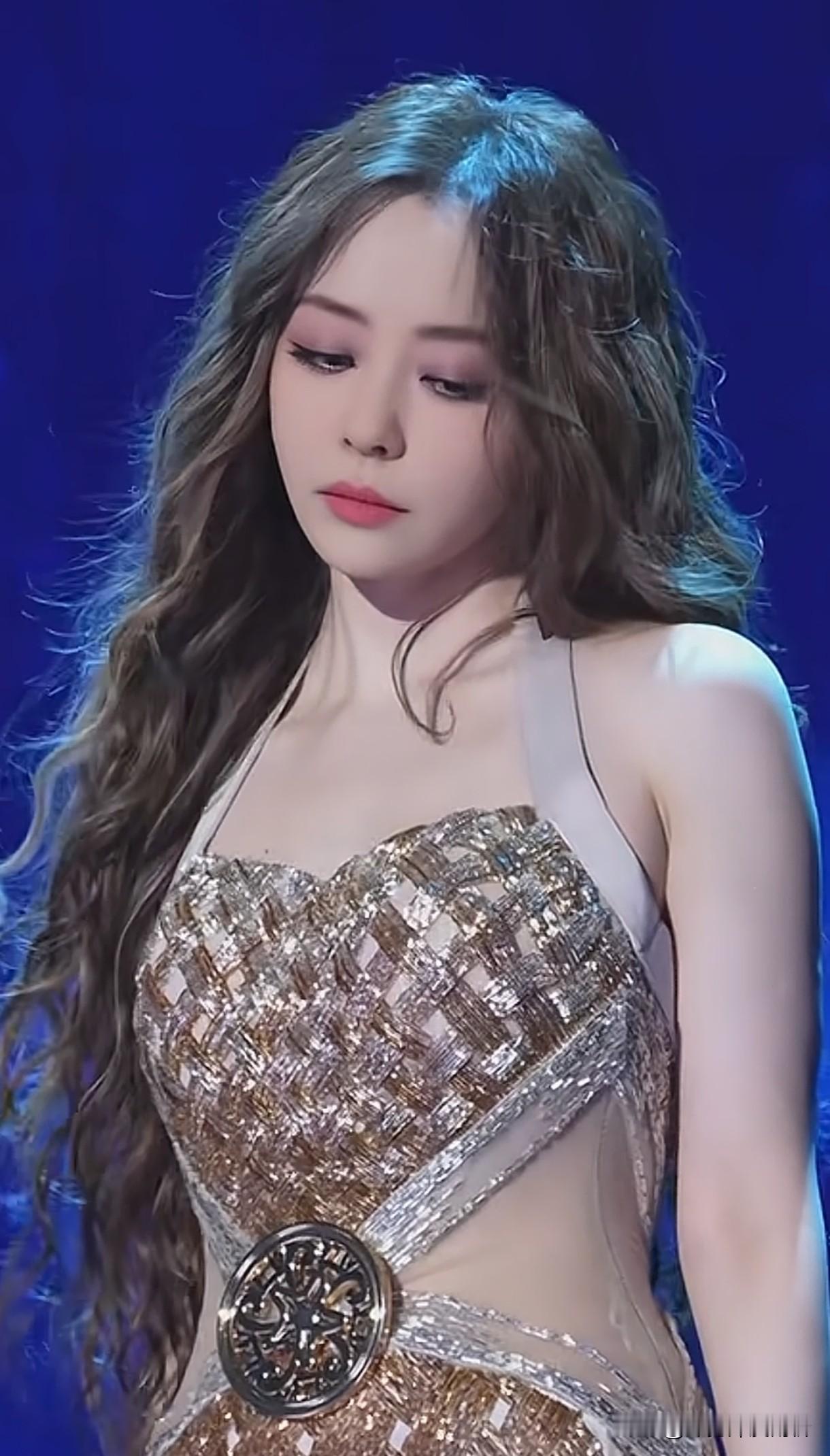 同样是当年红遍全国的超女，李宇春酷飒疏离，张靓颖优雅执着，如果非要选一个当女朋友，我会选何洁。她从不