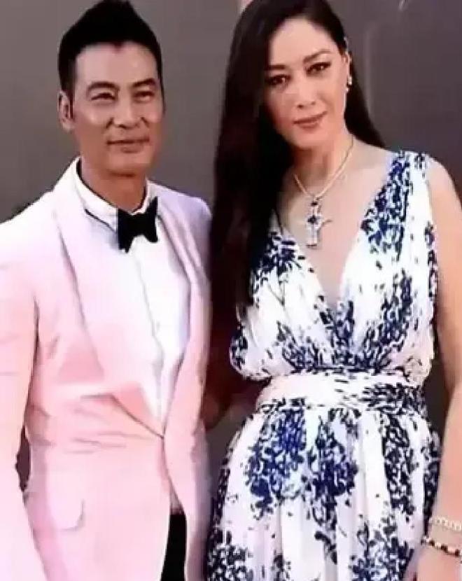 任达华当年可是铁了心要搞丁克，结婚后和超模妻子琦琦满世界飞着度假，小日子过得别提