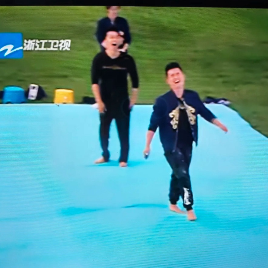 原来原片里就是这样一直以为表情包是经过修改的，重温跑男才发现是原图直出