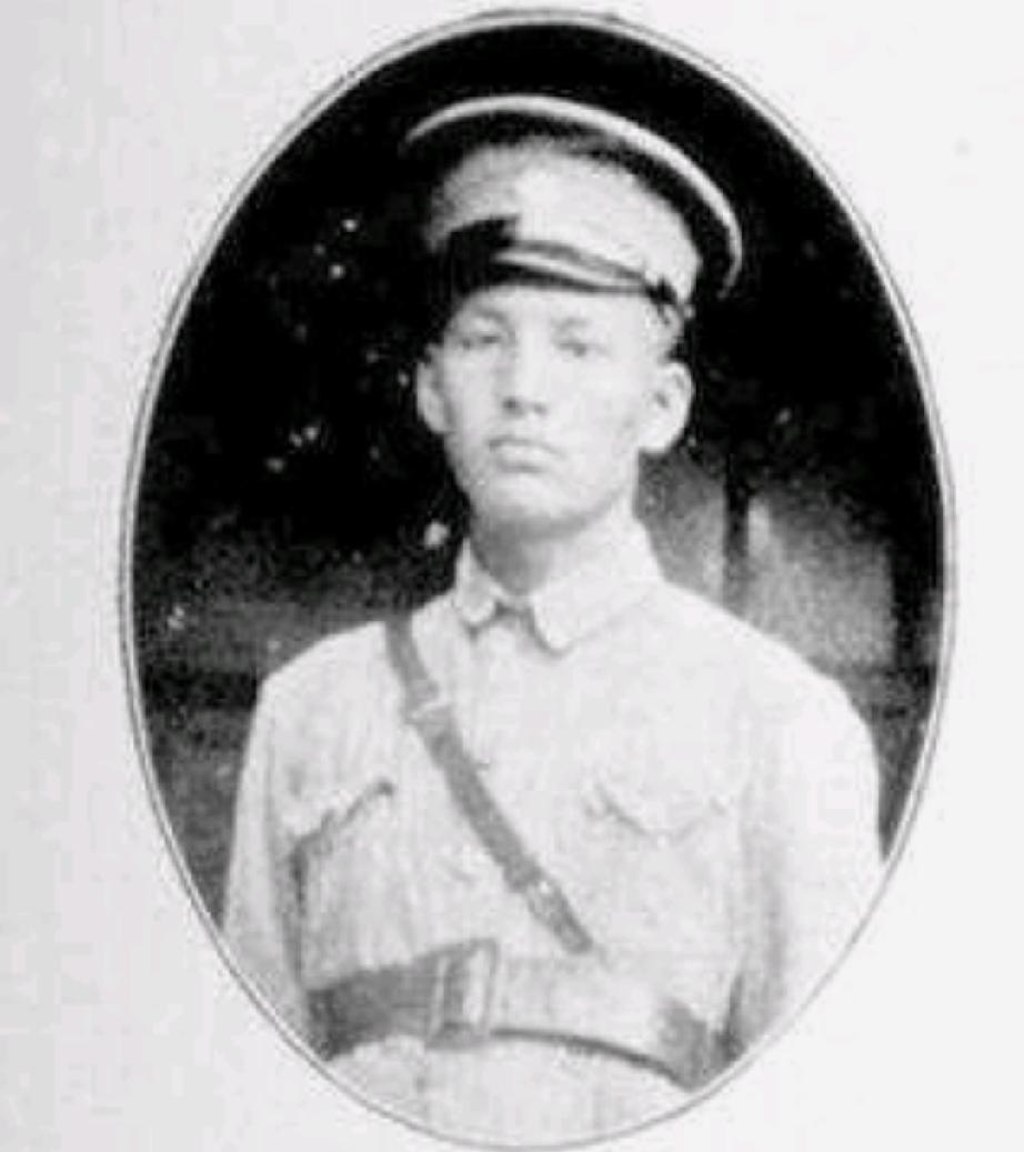 这位年轻的黄埔军校生，日后成长为国军悍将。土地革命战争时，他是胡宗南手下最能打的