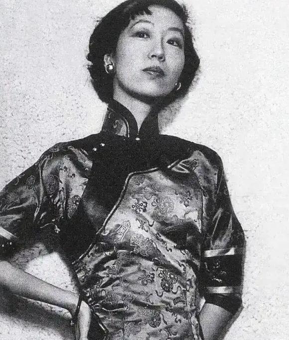 1938年，张爱玲40岁的父亲趁妻子熟睡，偷偷摸进18岁女儿的卧室。看见张爱