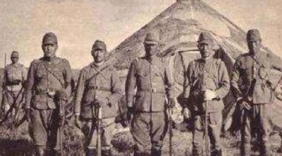 抗战时期，为了满足自己对人体结构的好奇心以及变态癖好，日寇军医直接将活生生的人开