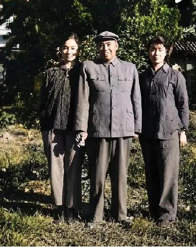 这是一张开国上将许世友和两个女儿的合影。许将军对子女们要求非常