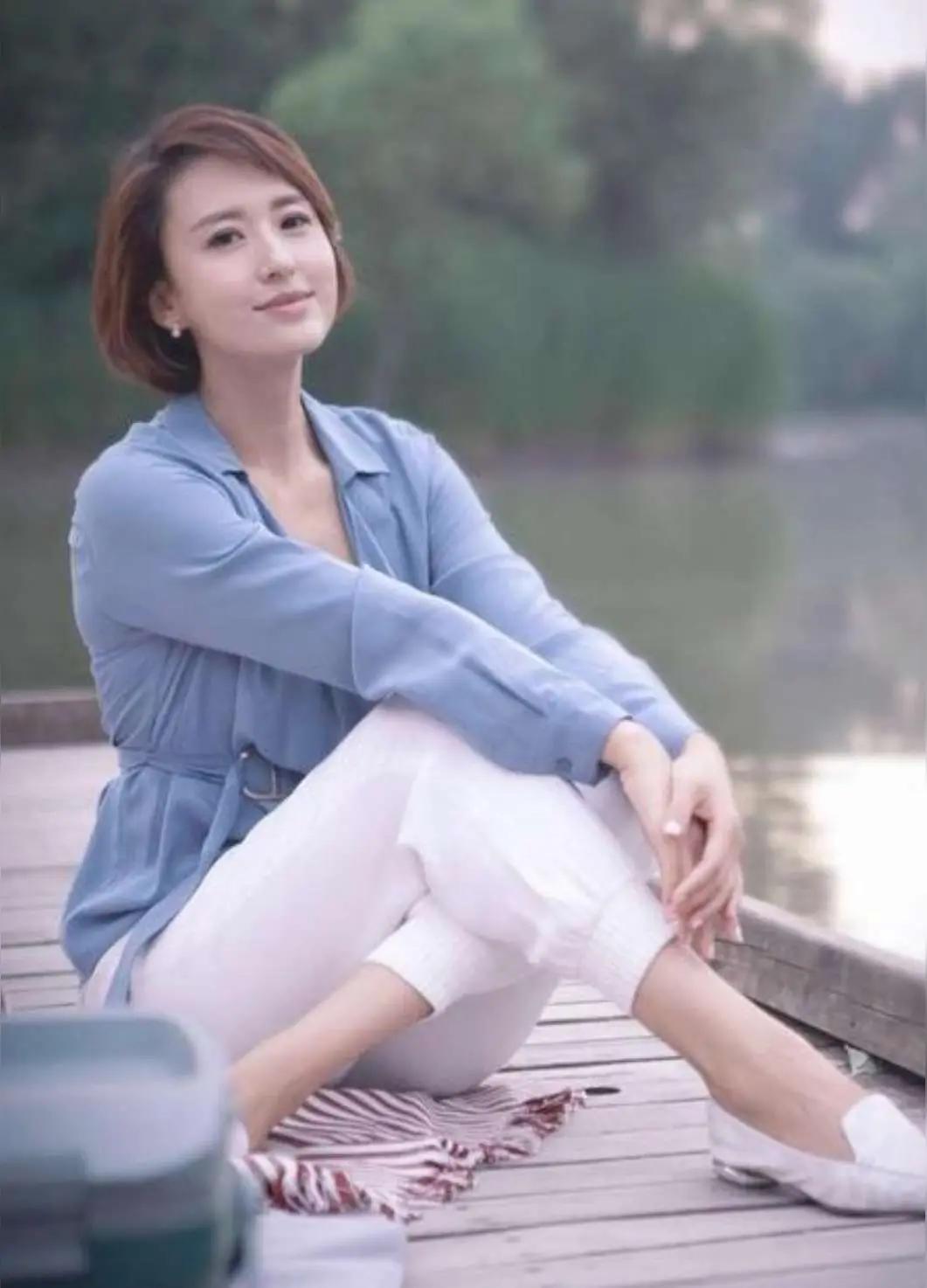 白领看似光鲜，实则孤独寂寞常相伴。就说90后白领乔桑，月入几万，却是孤家寡人。她