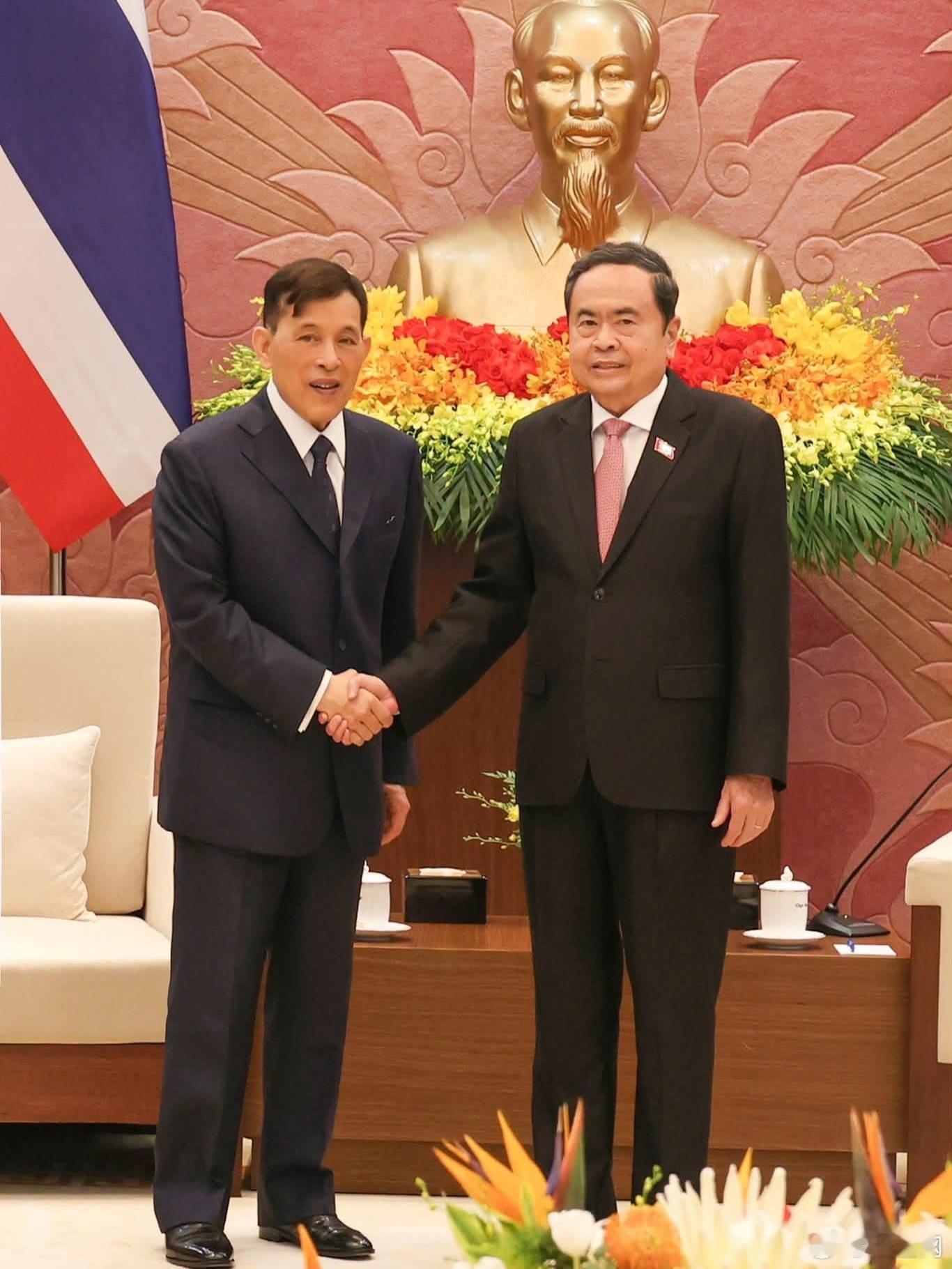泰国王室🇹🇭9月15日，哇集拉隆功国王和苏提达王后乘坐皇家车队离开河内费尔