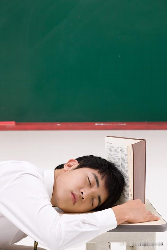 教育反思录（1286）真是怪事儿学生上课睡觉老师竟然不敢管任由其呼呼大