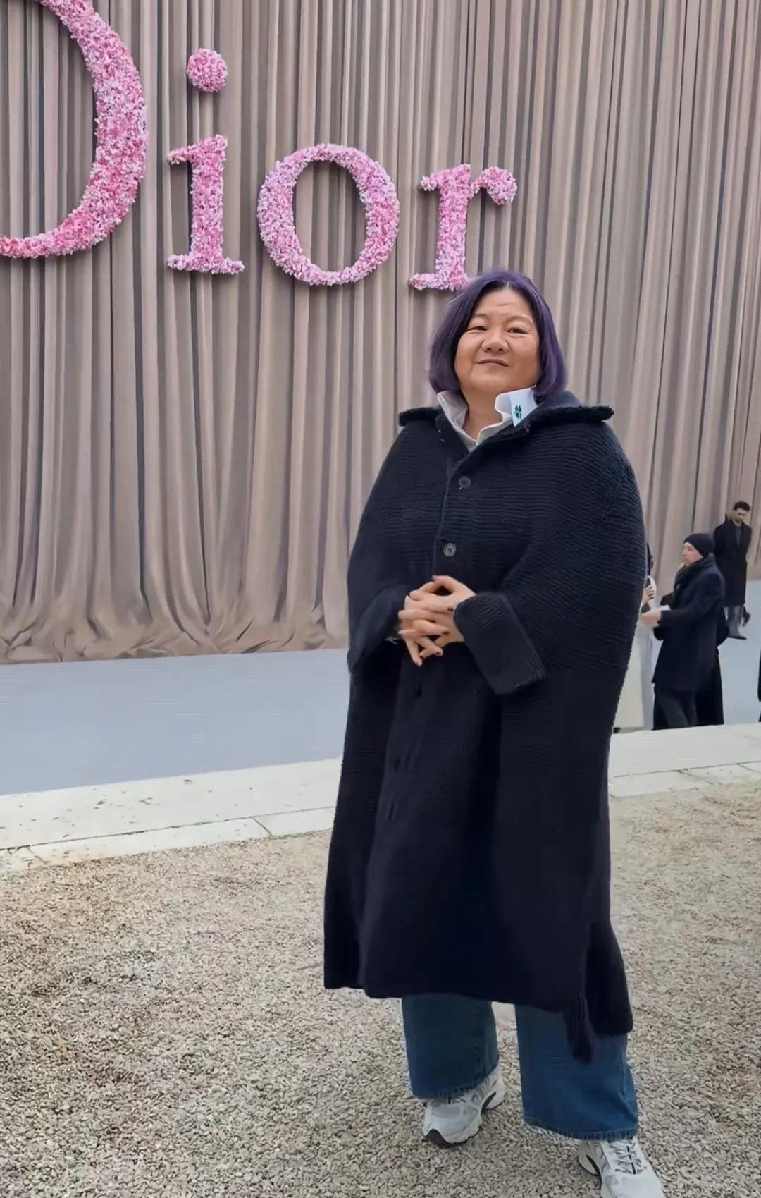 洪晃就是洪晃，别人看秀是穿高定，打扮精致，她看秀是素颜，穿得像去菜市场似的，松弛