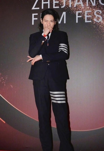 有人猜测美高梅是故意放出向佐欠下赌债的消息，以此来羞辱向太一家。毕竟很多欠钱不
