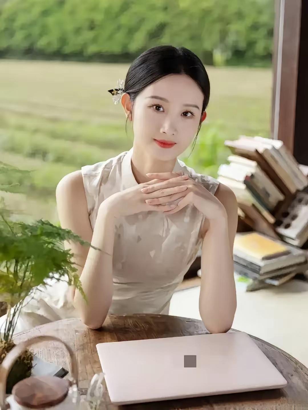 干净清新的日常穿搭，真的能让人眼前一亮。以前我总爱买花里胡哨的衣服，穿得像路人甲
