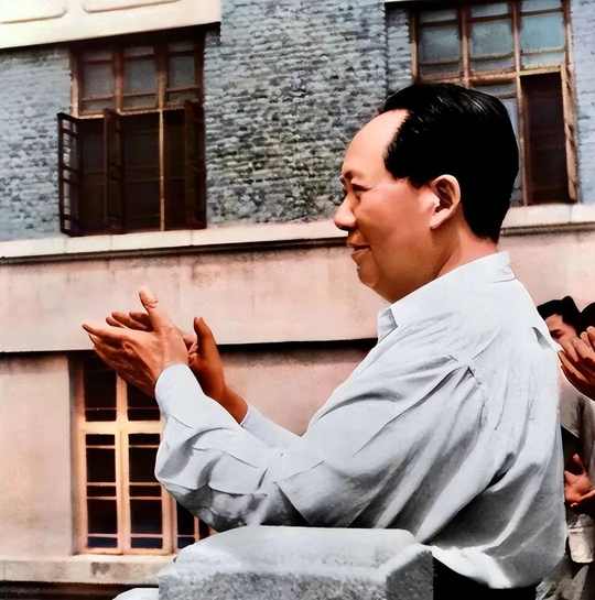 1949年9月30日，毛泽东以575票当选主席，距离“满票”缺了一票，周恩来找到