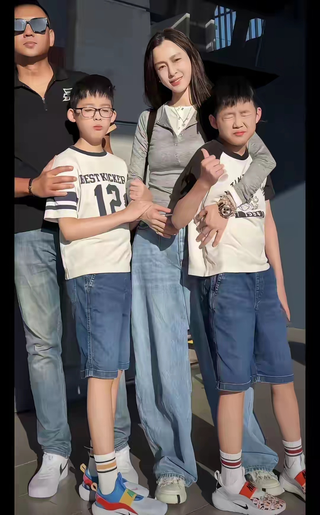 范玮琪一家出发吉隆坡，双胞胎儿子一黑一白很好认，身高差了10cm​​​