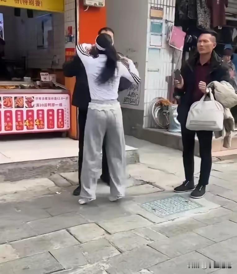 河南一女子婚内出轨被老公发现，两人火速离婚，结果剧情反转。她没跟情人双宿双飞，反