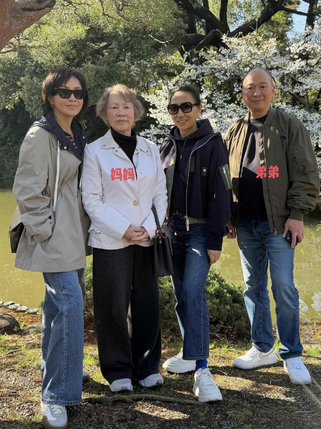 60岁刘嘉玲和妈妈、弟弟等一帮亲人朋友到日本赏樱花，她的妈妈看起来好年轻，打扮贵