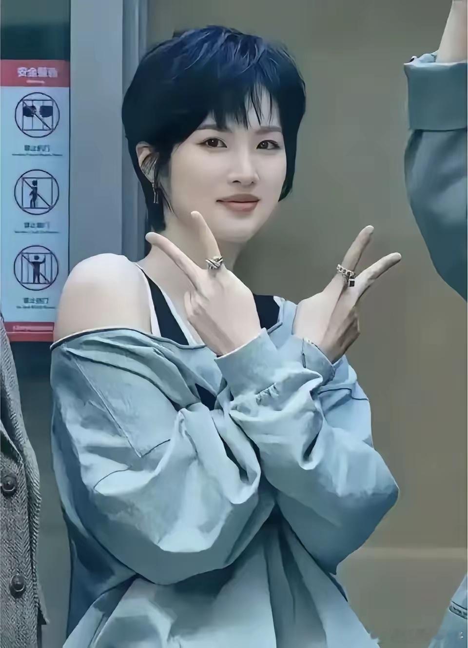 姚安娜果然是听劝的网友都让她别在娱乐圈瞎折腾了，赶紧回华为找个正经活儿，她还真听