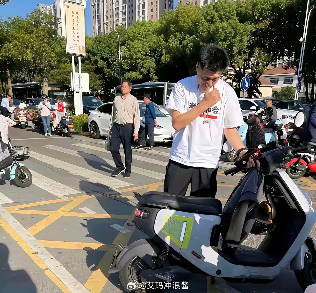 谁能想到，张雪峰资产上亿，每天却骑电动车出行，没有丝毫亿万身价老板的奢侈生活，经