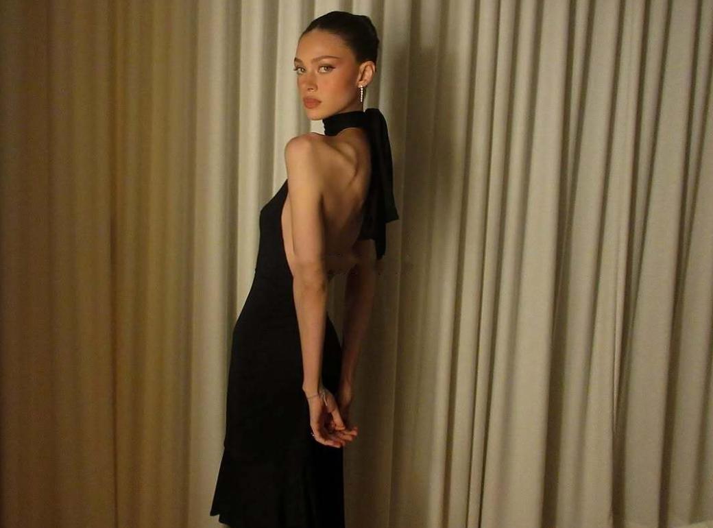 贝克汉姆大儿媳妮可拉又为大布办一场生日派对，还晒出自己的单身照，穿着一袭挂脖款小