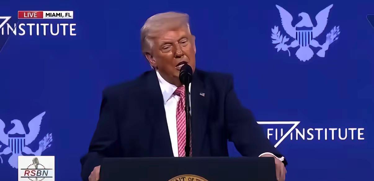 特朗普公然羞辱沙特王储“舔屁股”？28日，美国总统特朗普在迈阿密的沙特FII投