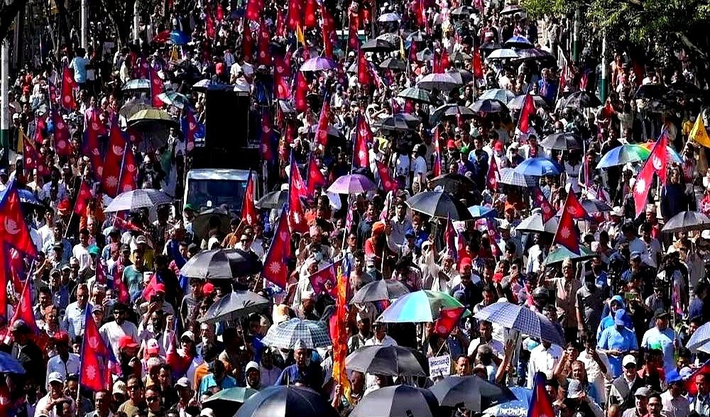 尼泊尔咋回事，上万人要国王回来---