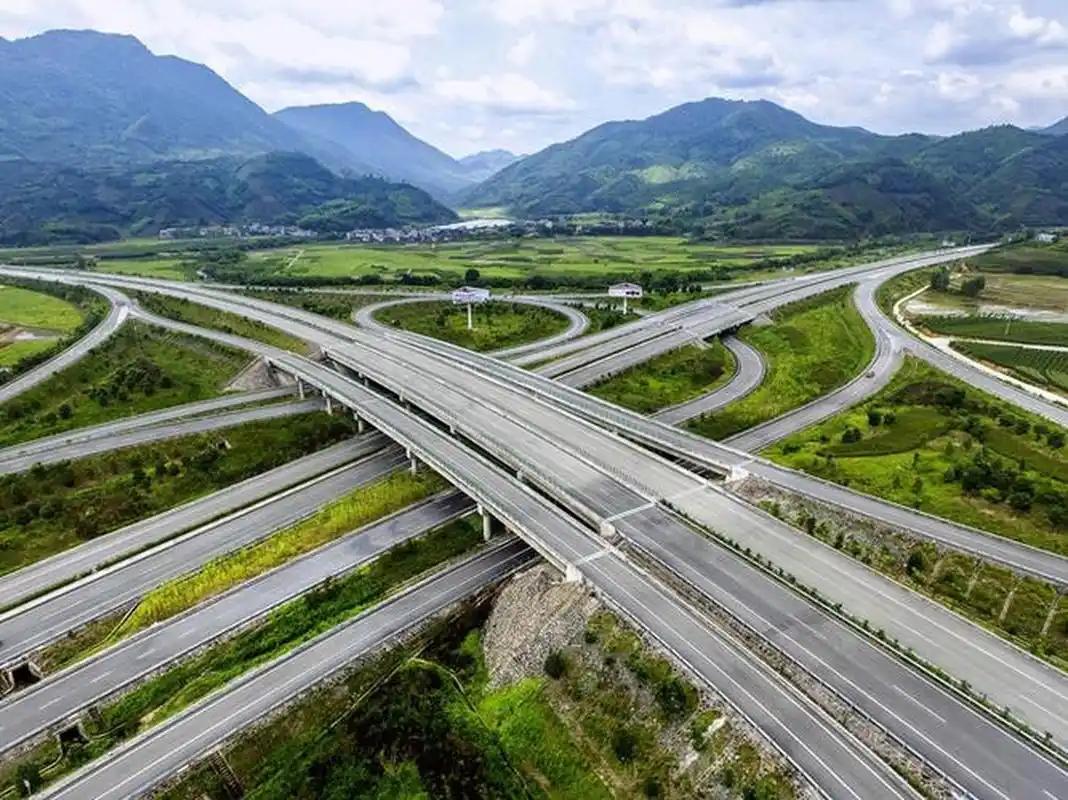 14亿中国人养不起高速？8年亏空6万亿，美国高速免费却能盈利。美国的高速