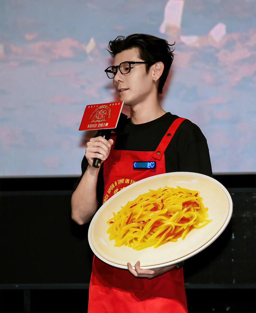龙餐馆最残忍的隐喻是发芽的土豆不是天生坏种，是被绝望环境逼出的“毒性”，这隐喻