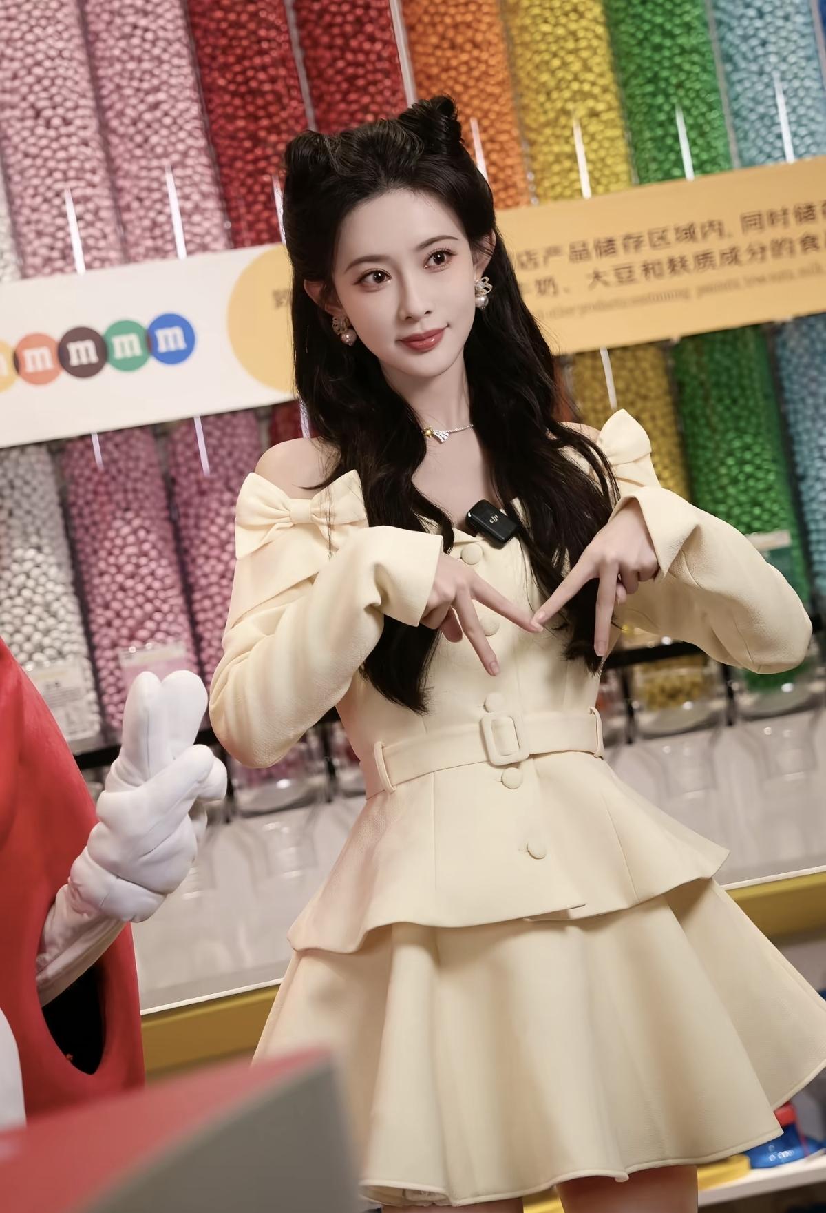  谁能拒绝孟子义的比心暴击[捂脸哭]在M豆店里，她就是最亮眼的那颗“人间小甜豆[比