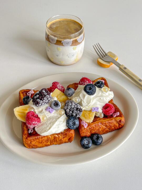 宅家一人食🍳蓝莓香蕉奶油法式吐司🫐拿铁