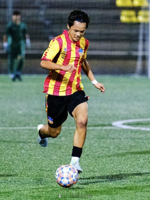 梅开二度。11月16日，西班牙加泰罗尼亚U19甲级联赛(4)第8组第8轮，科尔内