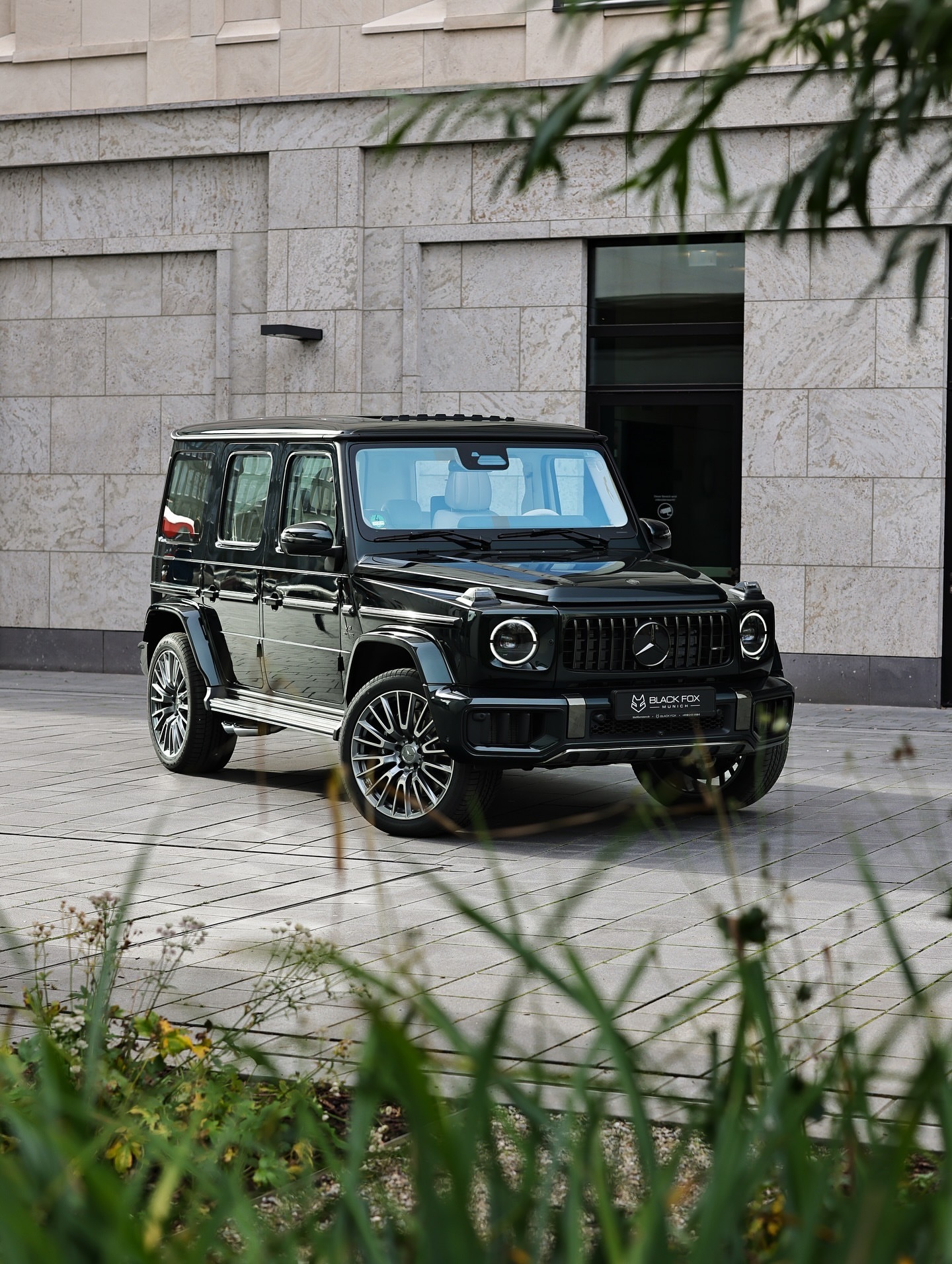 G63凭借每一行、每一次咆哮、在阳光下每一抹翡翠绿色的反光，都引人注目。.