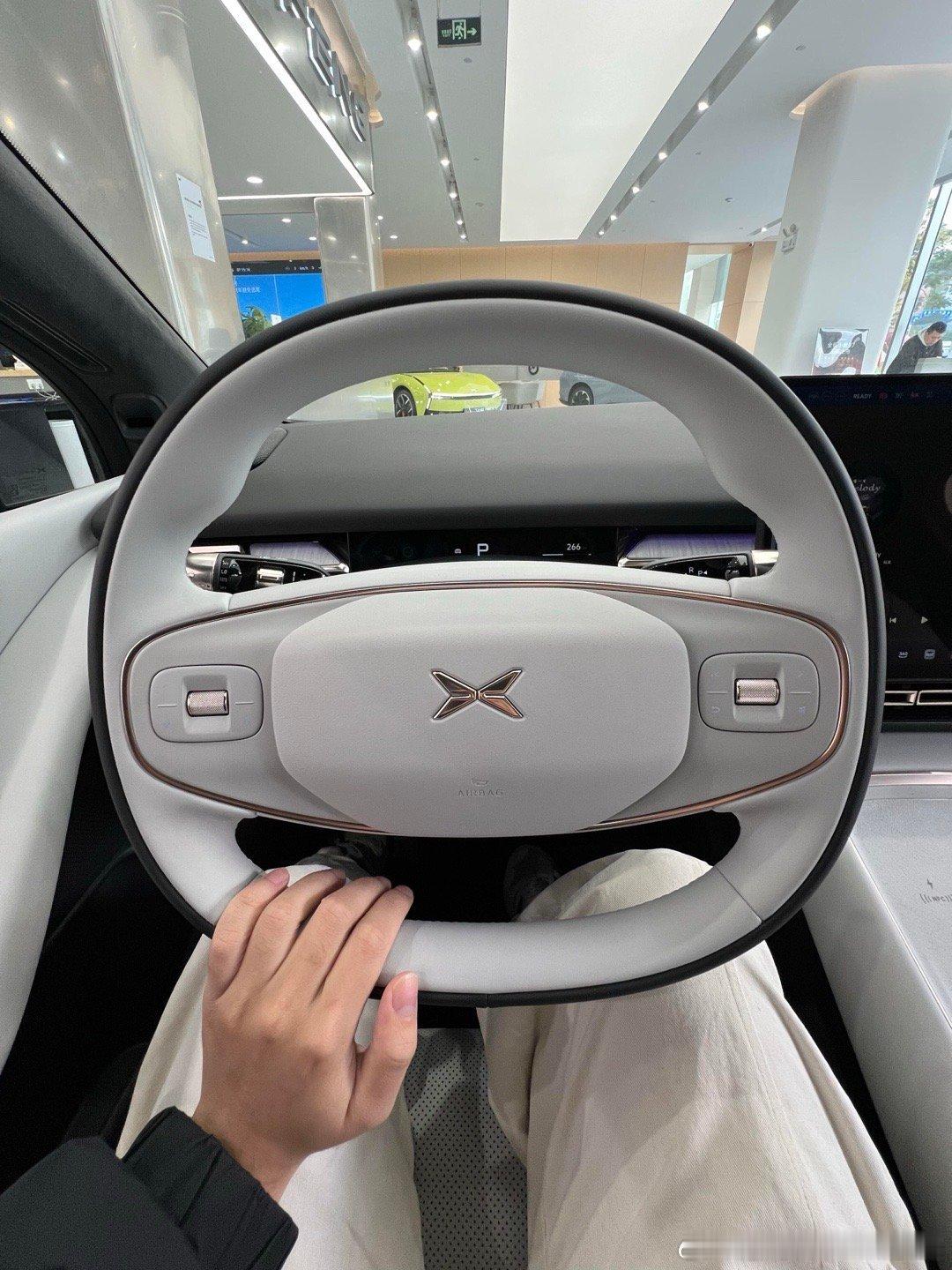 26款小鹏p7+最吸引我的竟然是内饰原先悬浮的液晶仪表，现在改成了内嵌式，精致度