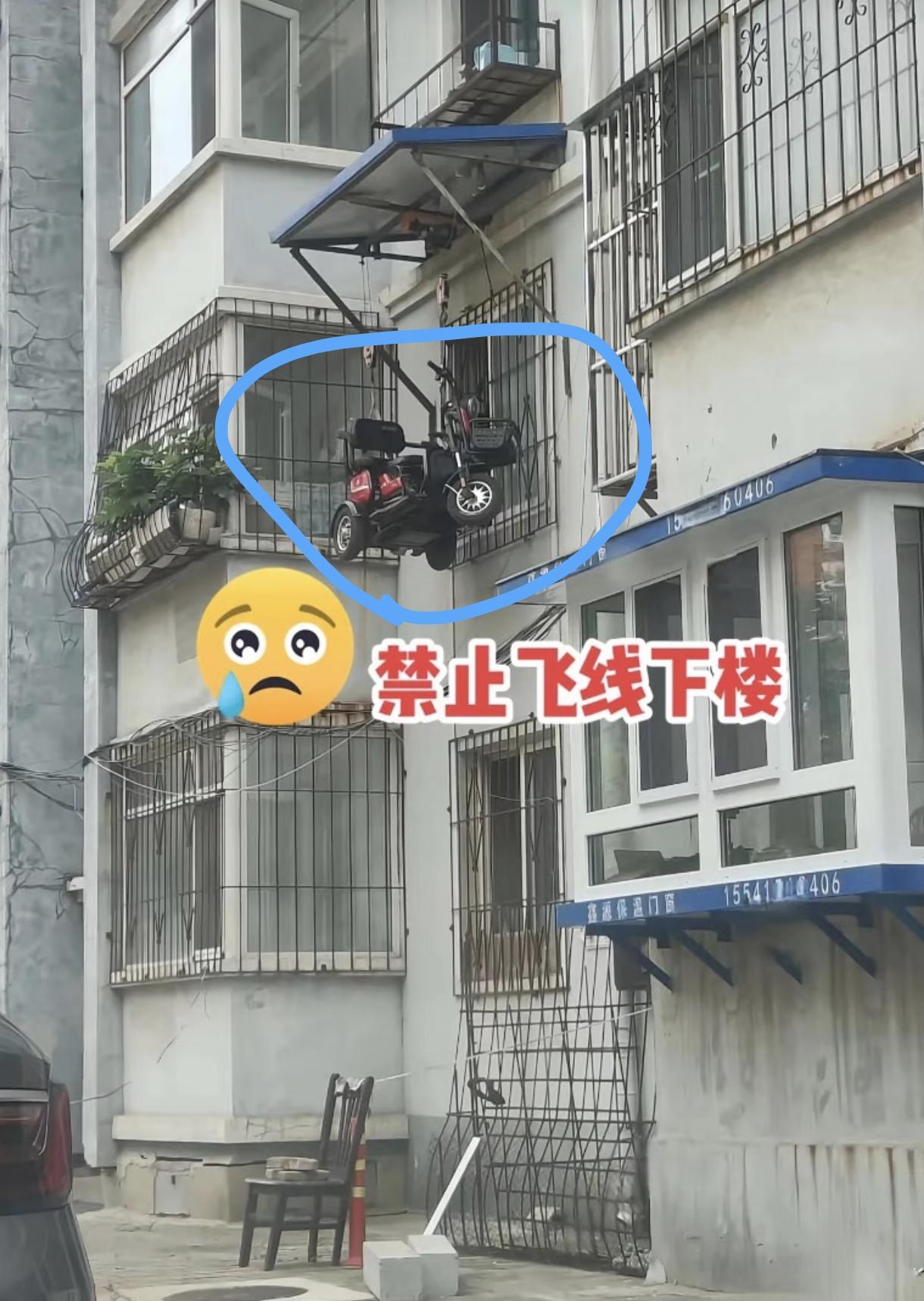 吊起来充电，这个应该比飞线安全很多，线不能飞，没说车也不能飞吧[doge]充电桩那个