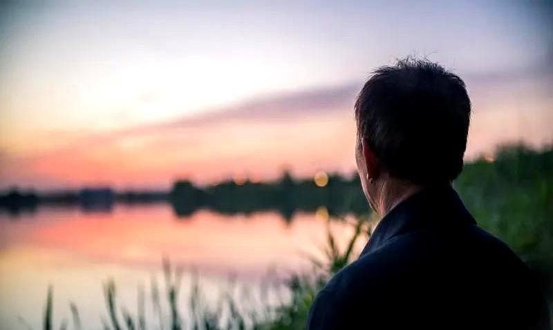 老伴防了我15年，就在她癌症住院的时候，我提出了离婚。而她的大儿子也特别支持我