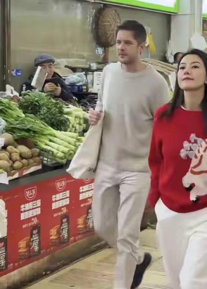 46岁高圆圆在成都菜市场买菜，她打扮青春，面露自信，看着好年轻​​​