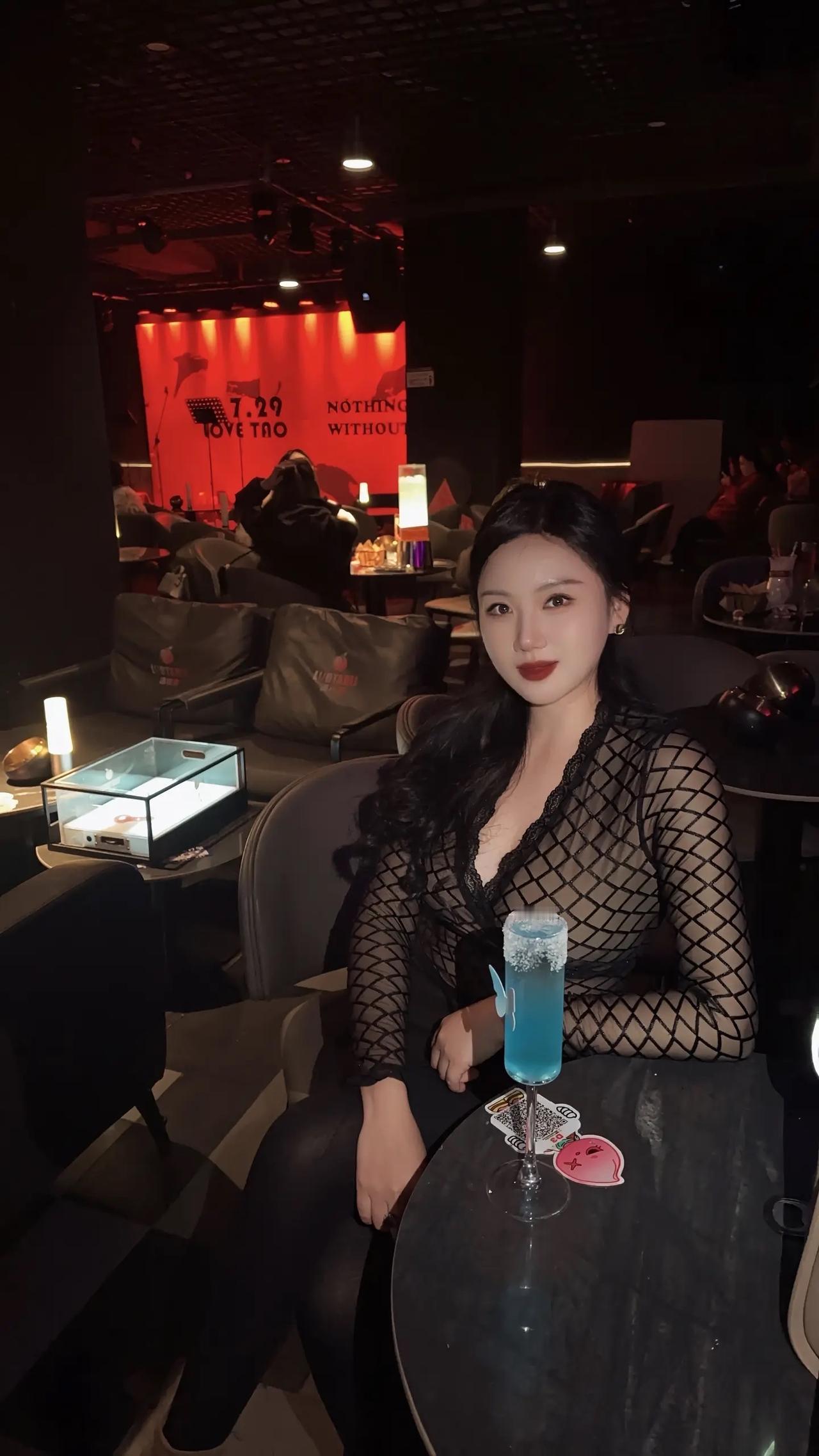 夜晚的酒吧，灯光昏暗，氛围浪漫，享受一个人的时光。