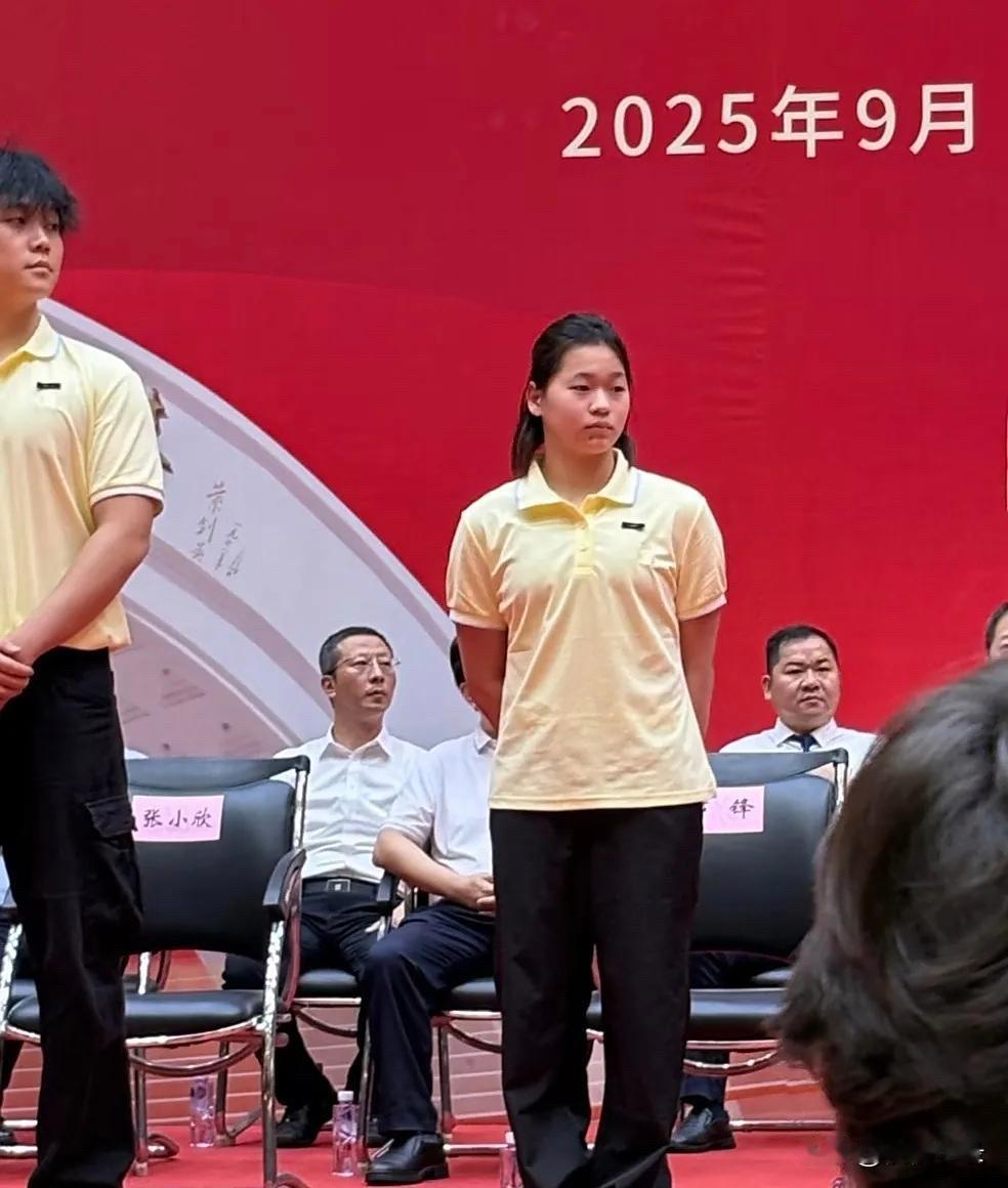 全红婵参加暨南大学开学典礼，头发梳一下太可爱。看到这一组照片，只想说一句，不要再