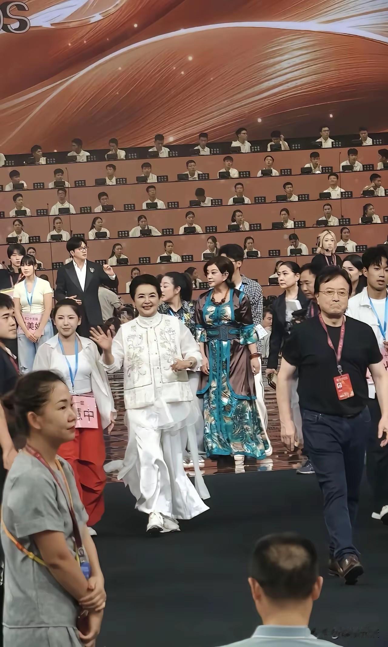 都七十多岁的人了，还要出来抛头露面。又怕观众不认识这些明星，就挂个牌子。真的